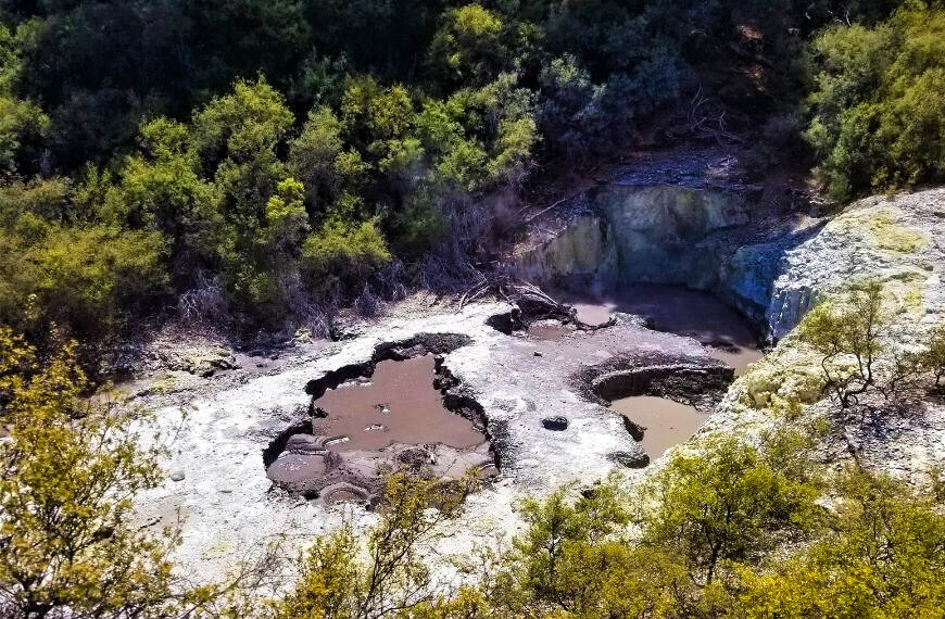 wai-o-tapu mud pools: sound effect for lotr