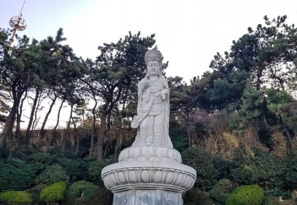 Tall statue of Gwanseeum-Bosal