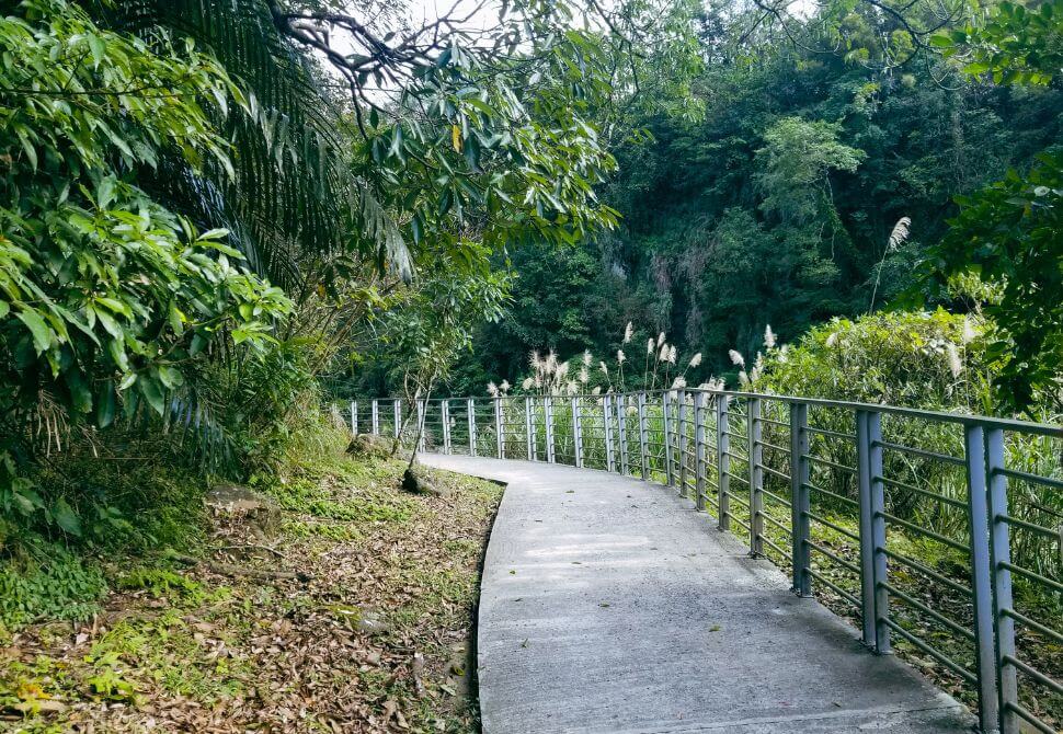 The path to Shifen waterfall