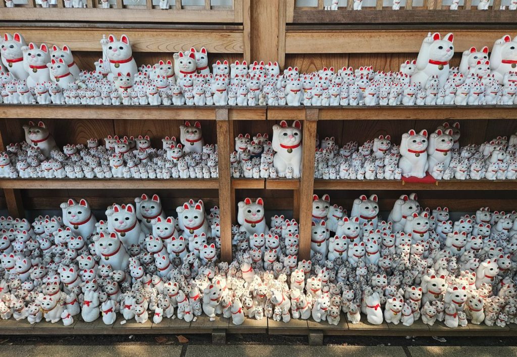 Gotokuji temple cats - one of the best and most unque temples in tokyo