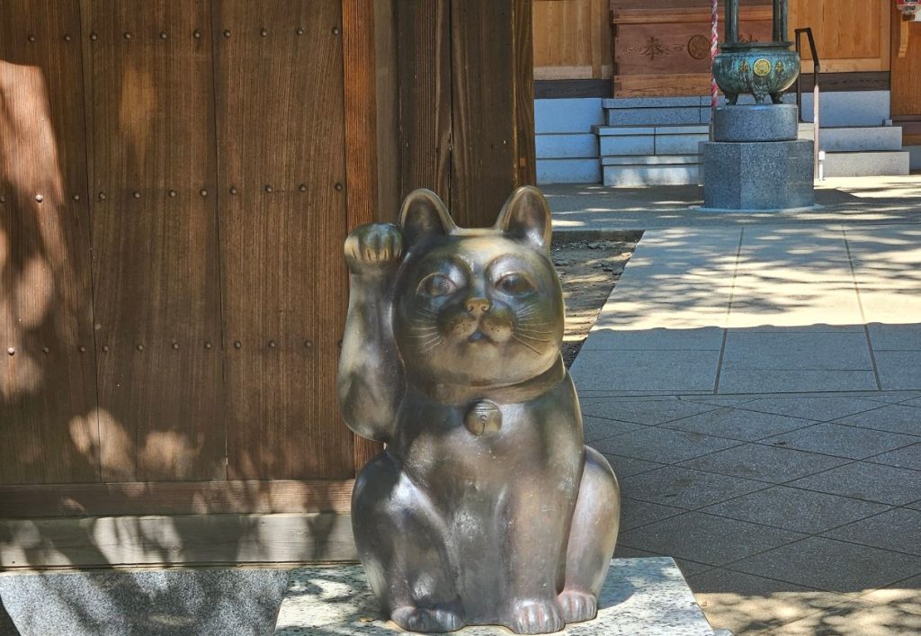 Large beckoning cat statue in tokyo Temple