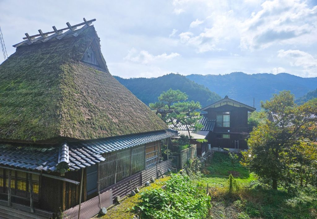 One of the 39 thatched-roof houses in the village - Kayabuki no Sato